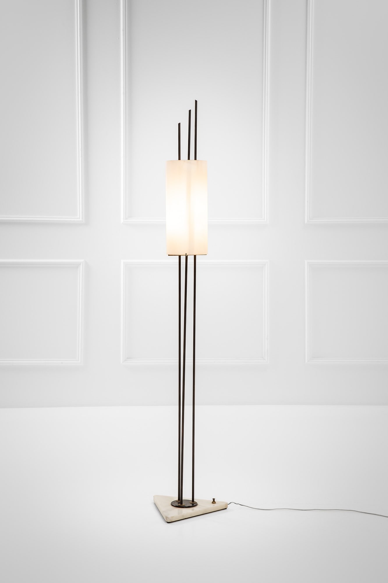 Lampada da terra: Lampada da terra Marmo, metallo verniciato, ottone, vetro opalino. 1950 ca. cm 176x30x34, diffusore diam. cm 18