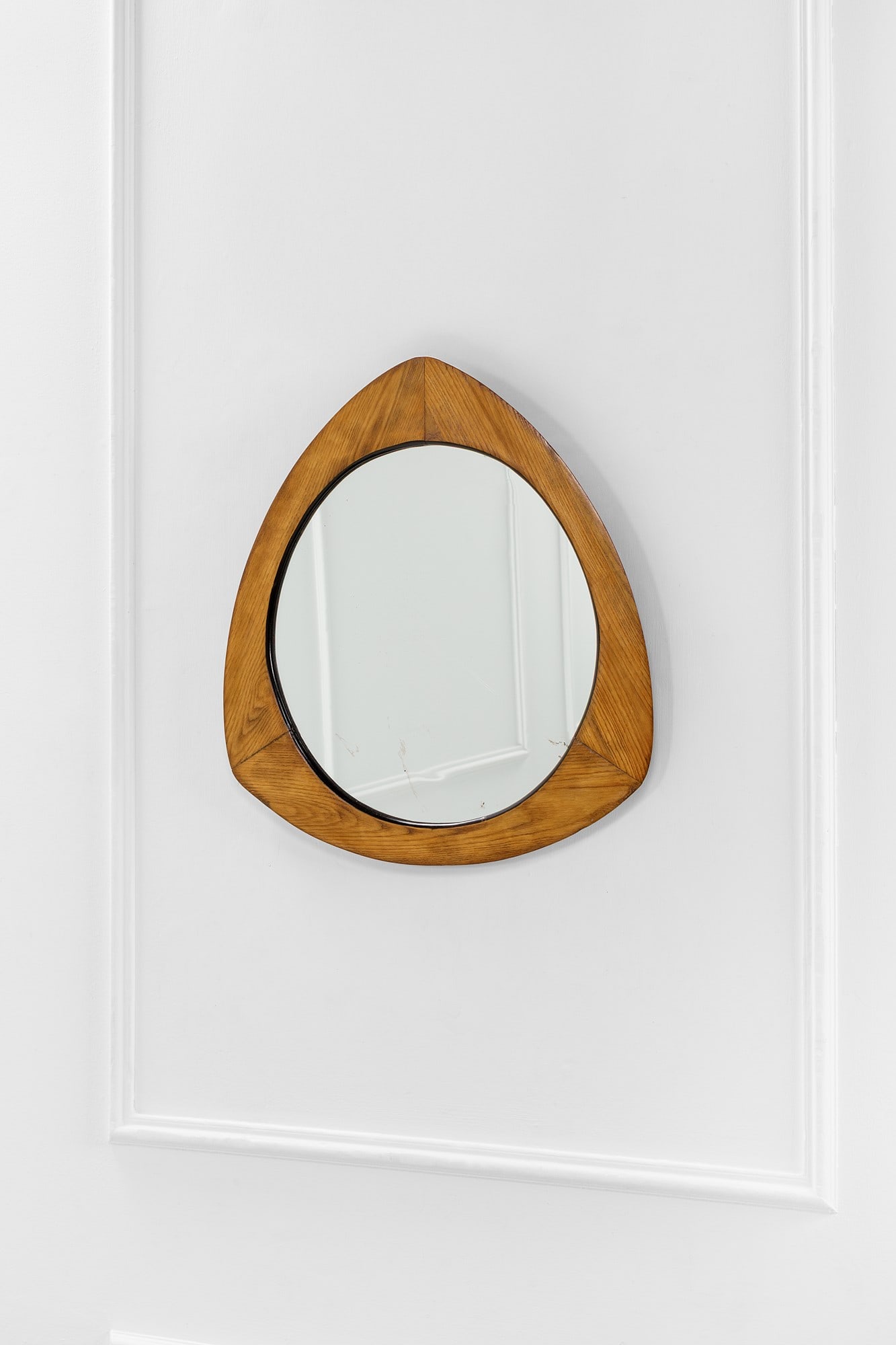 Franco Campo & Carlo Graffi. Specchiera mod. Lucky: Specchiera mod. Lucky Legno sagomato, vetro specchiato. Prod. Home, 1960 ca. cm 60x58x3 Literature: Domus n. 375, febbraio 1961, pagina pubblicitaria.