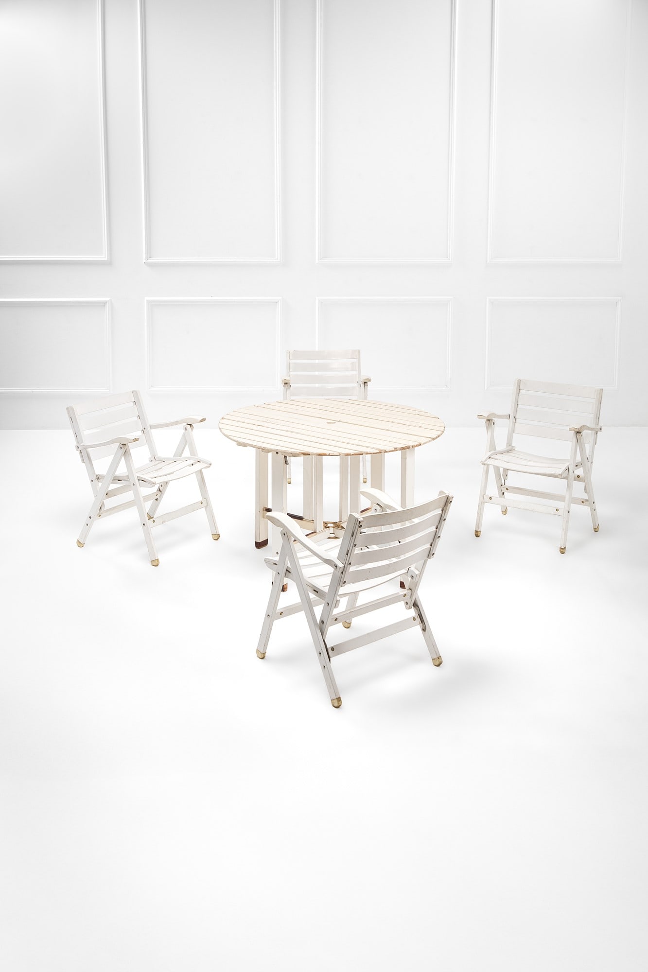 Fratelli Reguitti. Quattro poltroncine e un tavolo mod. Garden: Quattro poltroncine e un tavolo mod. Garden Prod. Reguitti, 1060 ca. Marchio del produttore. Sedia cm 74x56x60, tavolo h cm 73, diam. cm 110