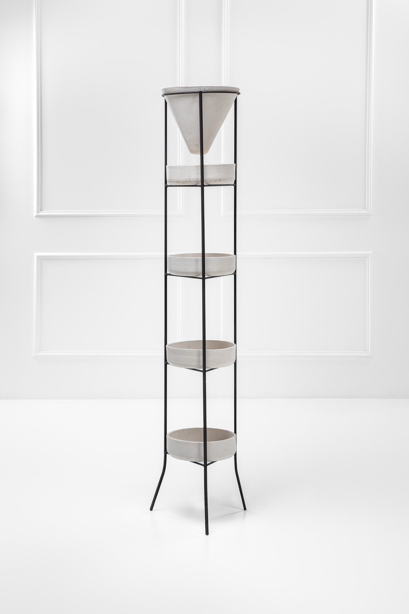 Franco Campo & Carlo Graffi. Fioriera: Fioriera Metallo verniciato, ceramica bianca smaltata. Prod. Home, 1950 ca. h cm 190, diam. cm 40