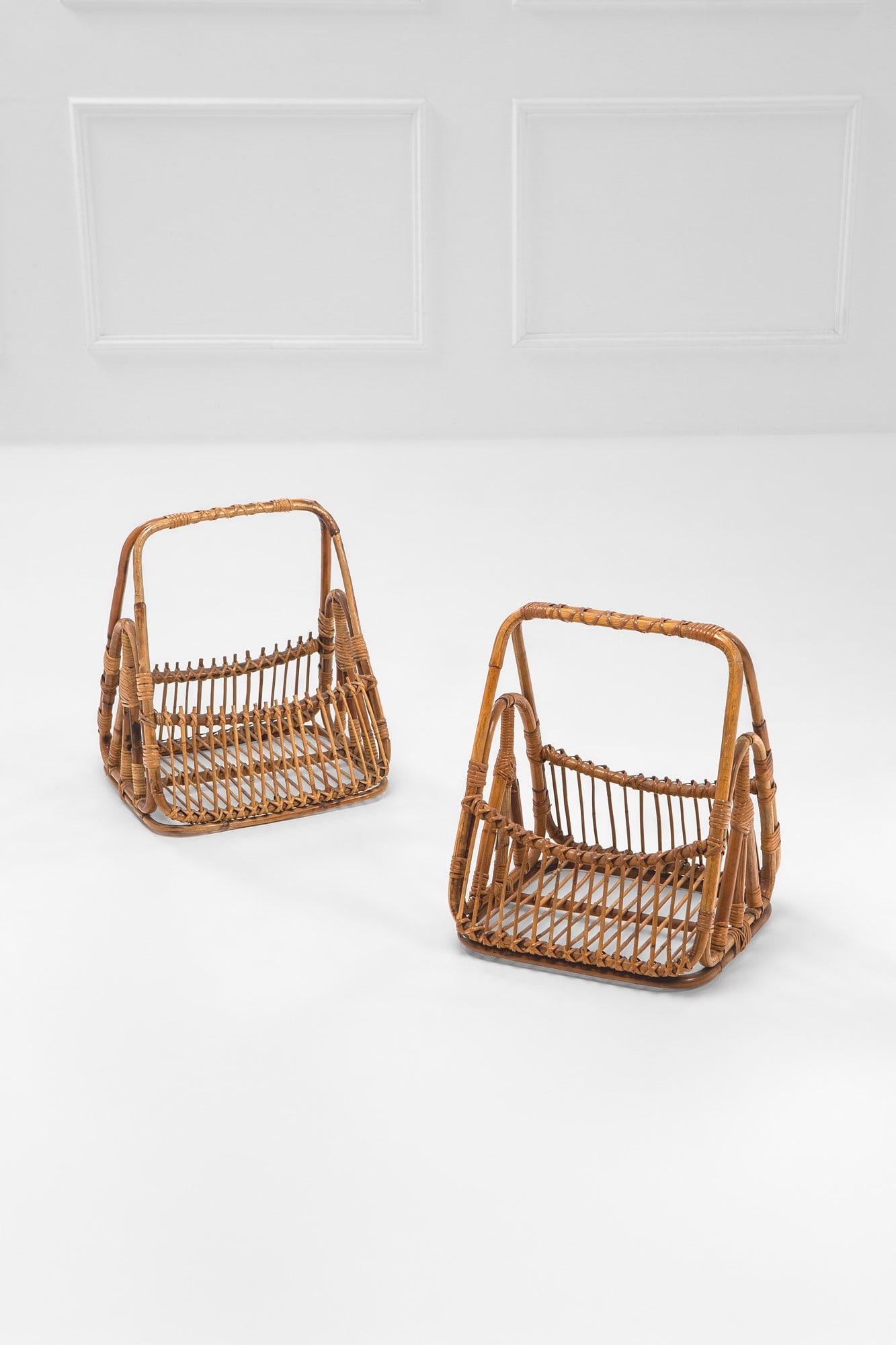 Tito Agnoli (attr.). Due portariviste (1 of 2)