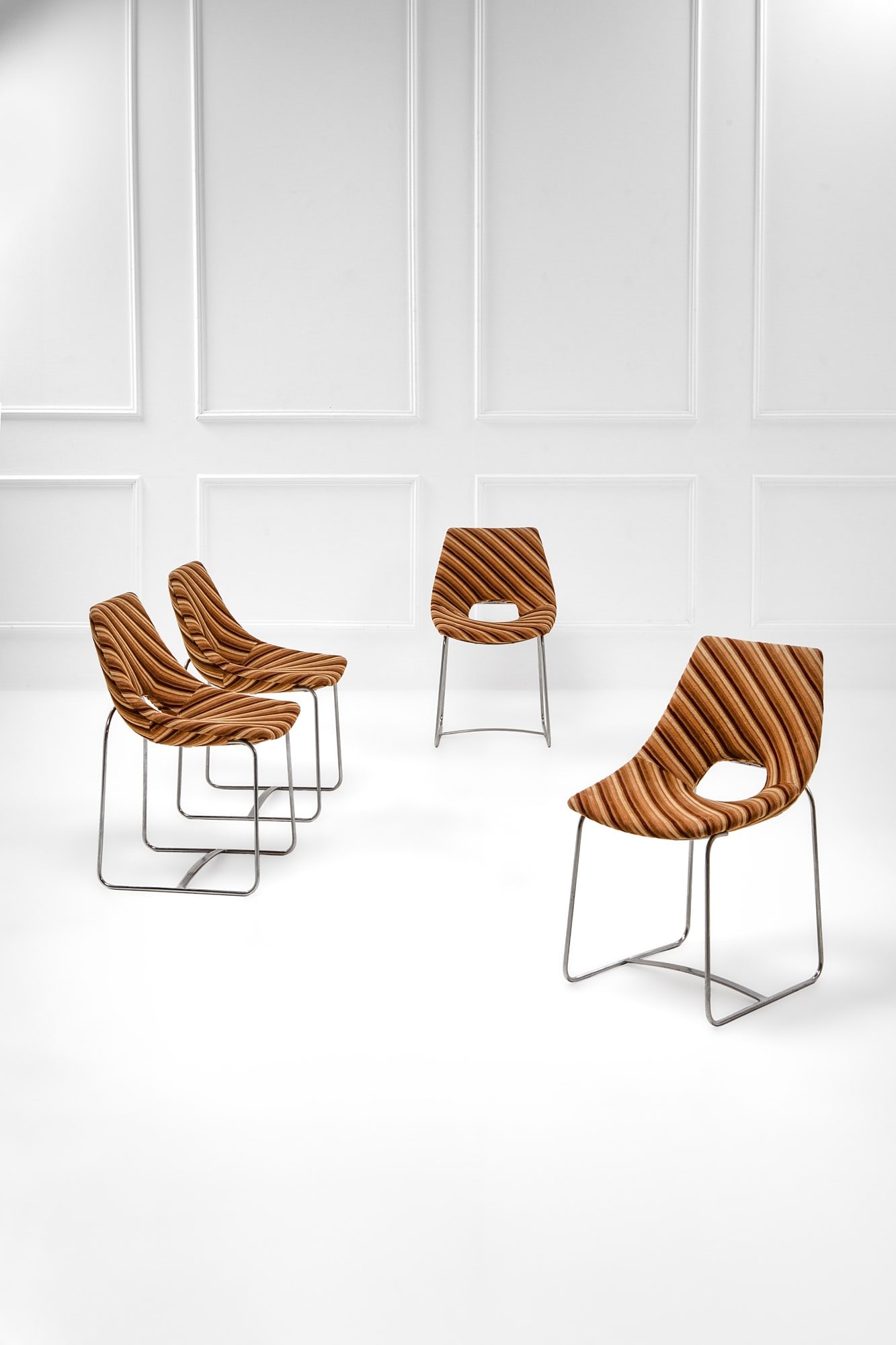 Augusto Bozzi (attr.). Quattro sedie: Quattro sedie Metallo cromato, tessuto. Prod. Saporiti, 1960 ca. cm 81x51x56