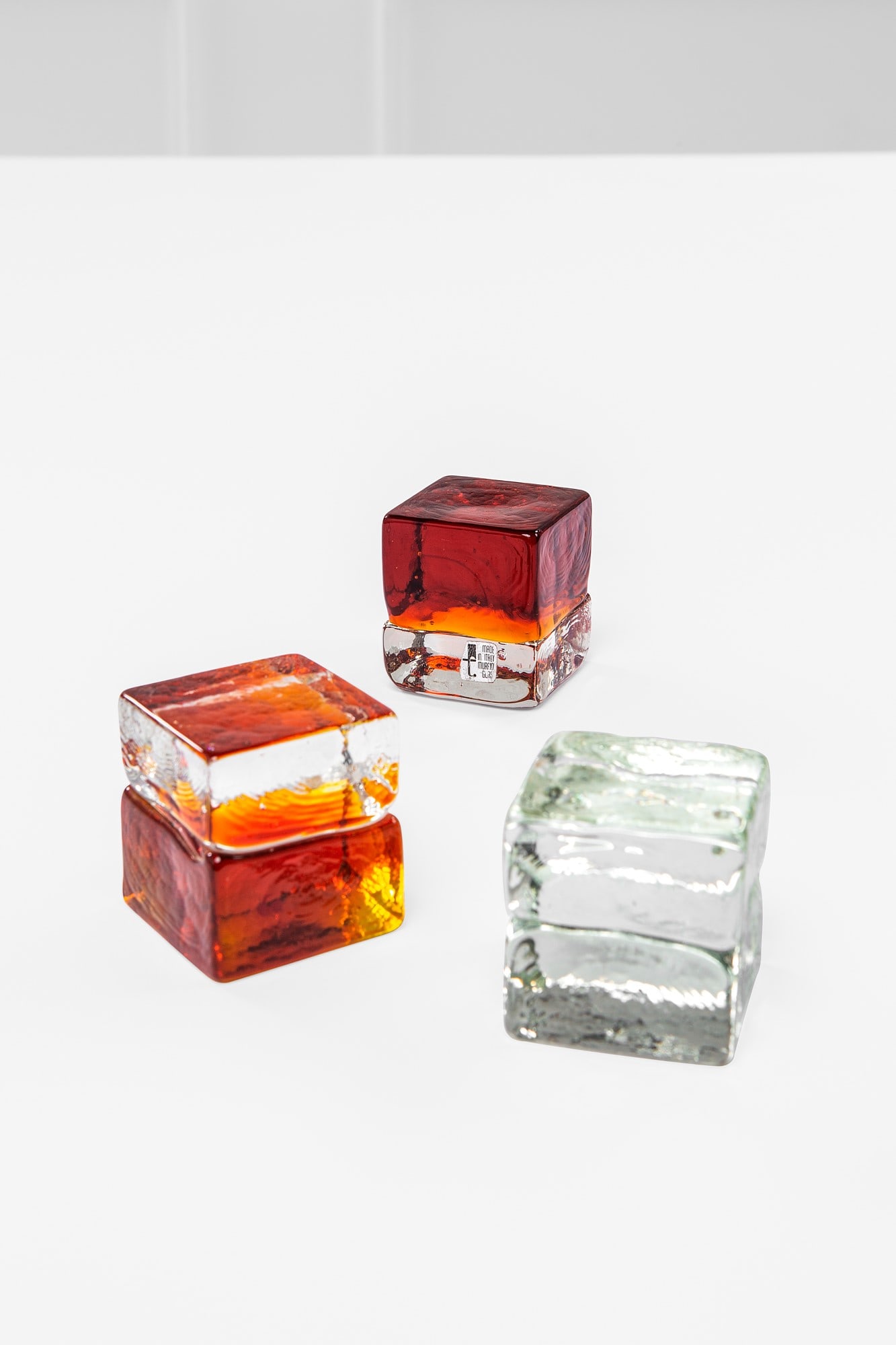 Giusto Toso. Tre fermacarte della serie Gogi Gogi: Tre fermacarte della serie Gogi Gogi Vetro di Murano cristallo e colorato. Prod. Fratelli Toso, 1960 ca. Etichetta Made in Italy Murano Glass. cm 6,3x6x6, cm 6,5x6x6, cm 7x6x6