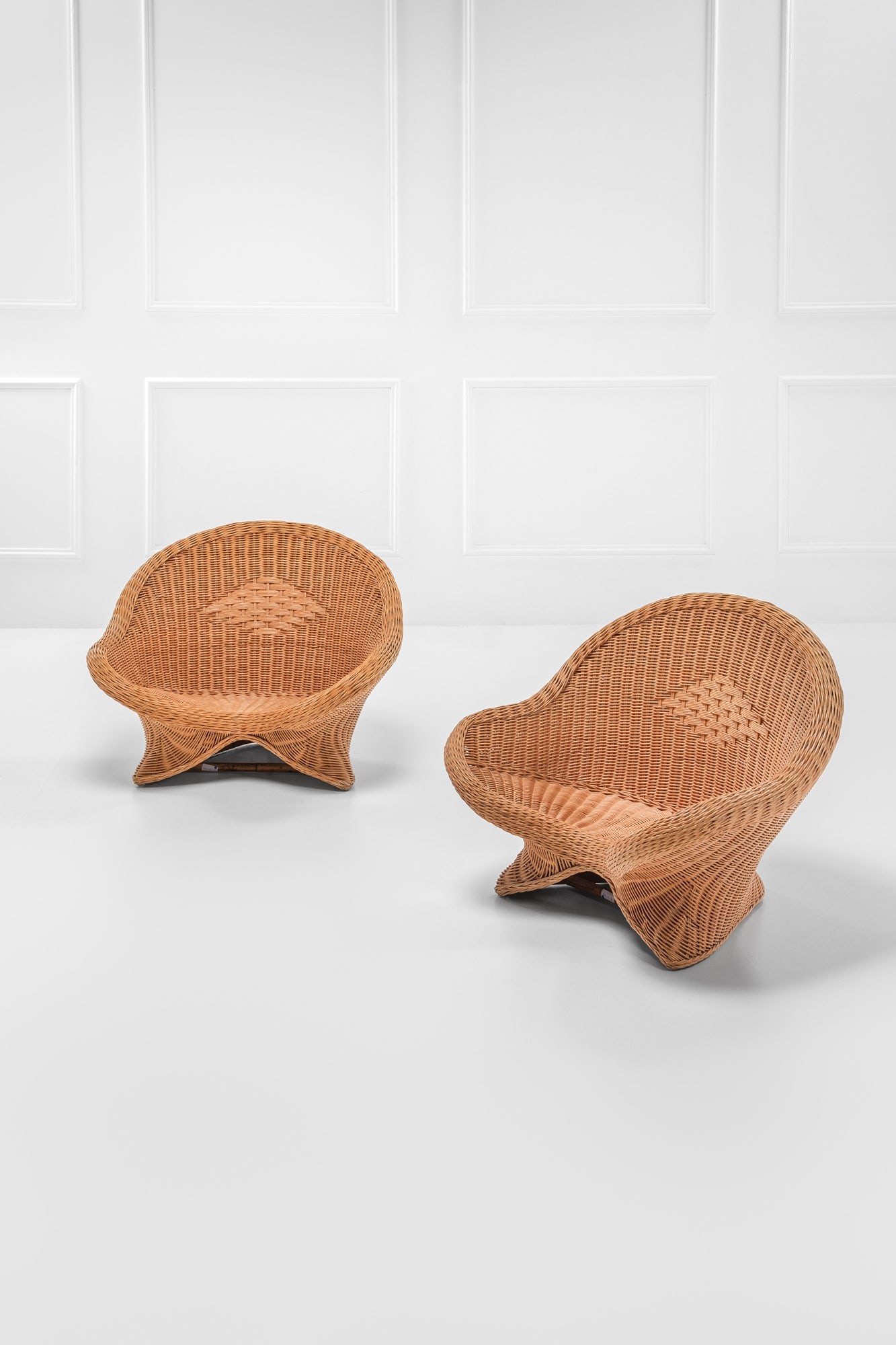 Vivai del Sud. Due poltrone da giardino: Due poltrone da giardino Legno, midollino intrecciato. Prod. Vivai del Sud, fine anni '70 cm 68x88x65