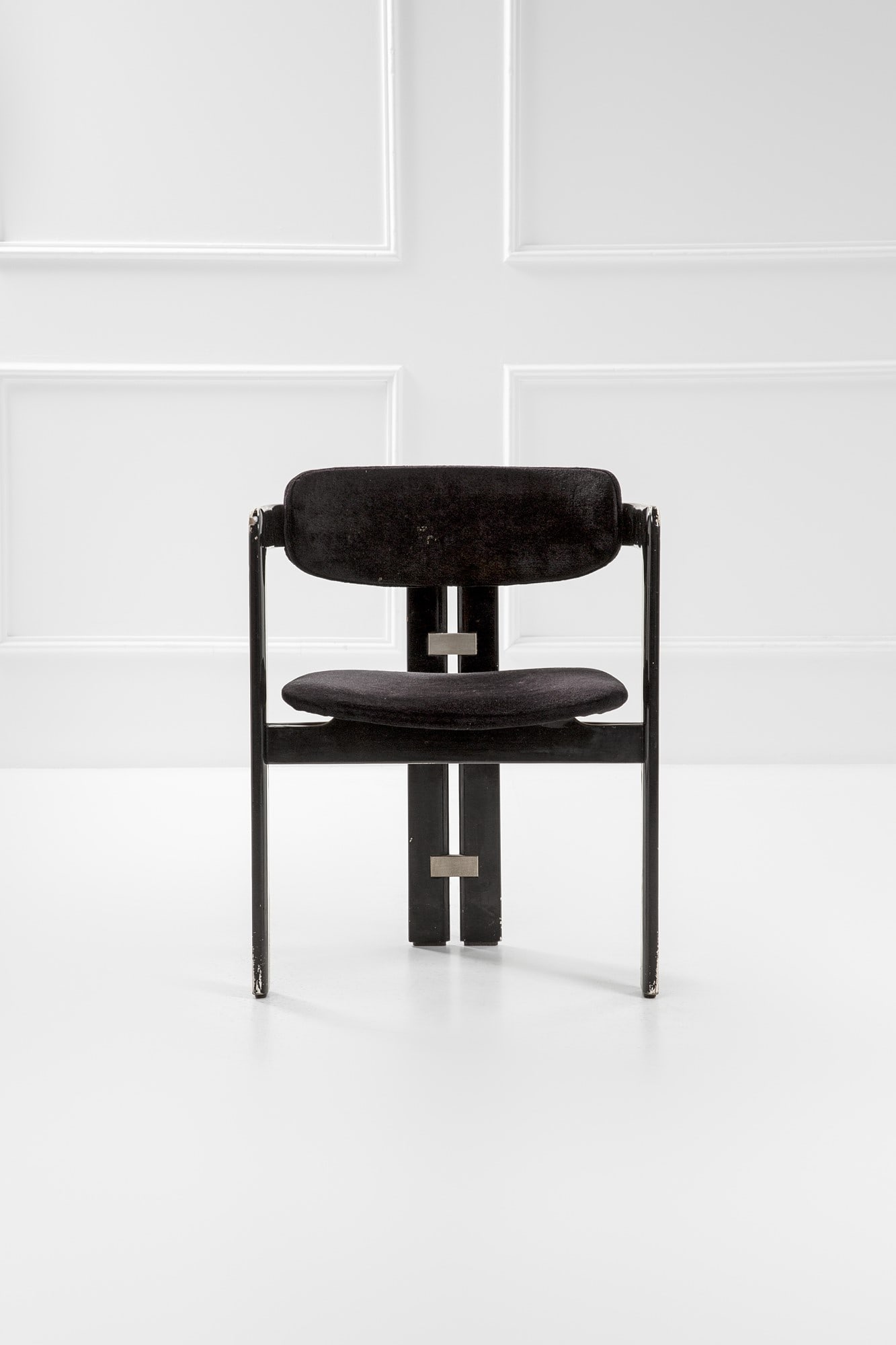 Augusto Savini. Sedia mod. Pamplona: Sedia mod. Pamplona Legno tinto, ottone, tessuto. Prod. Pozzi, 1960 ca. cm 75x57,5x54 Literature: Domus n.483, febbraio 1970, p. 46.