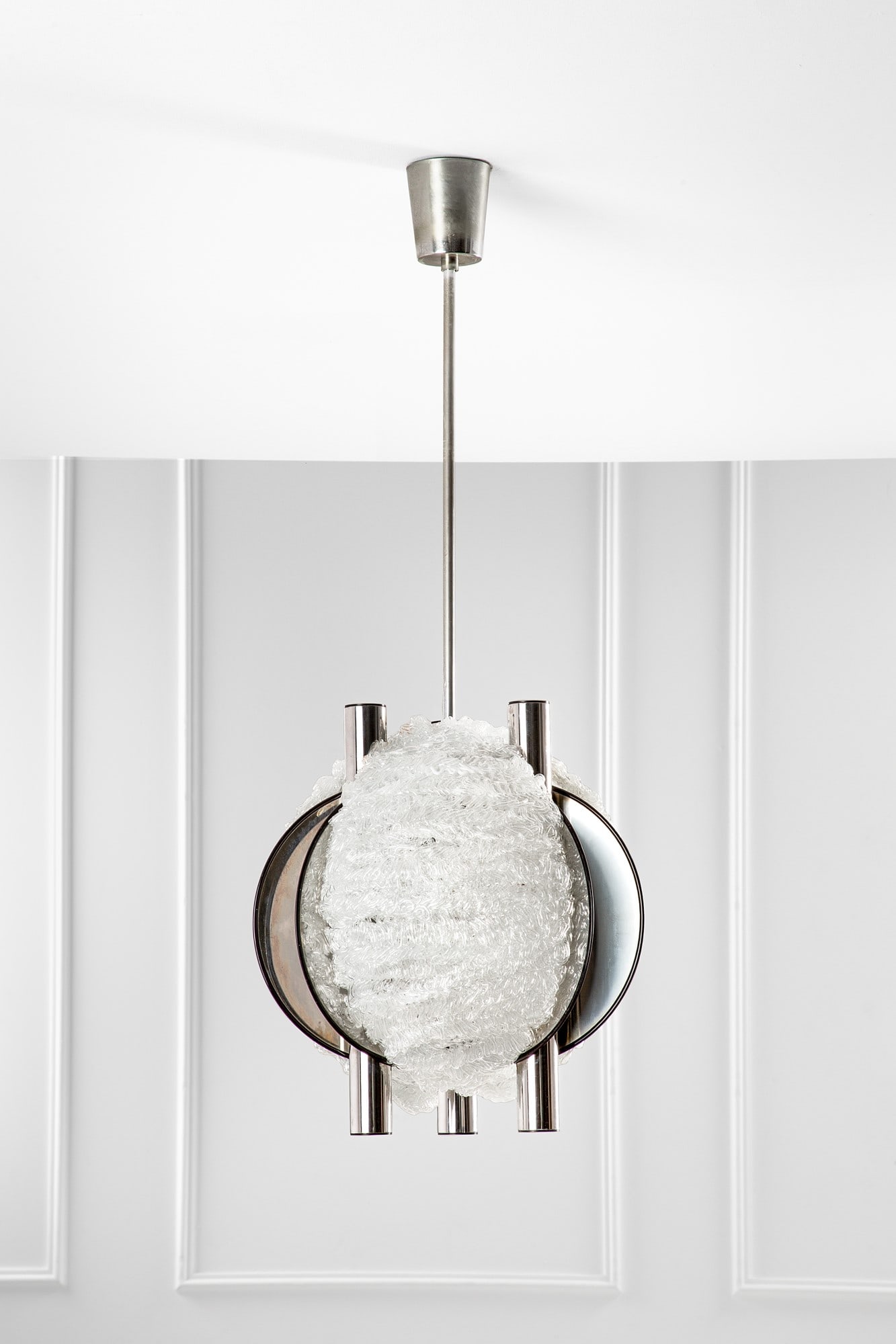 Angelo Brotto. Lampadario: Lampadario Vetro lavorato a caldo, metallo cromato. Prod. Esperia, 1970 ca. h cm 104, diam. cm 42