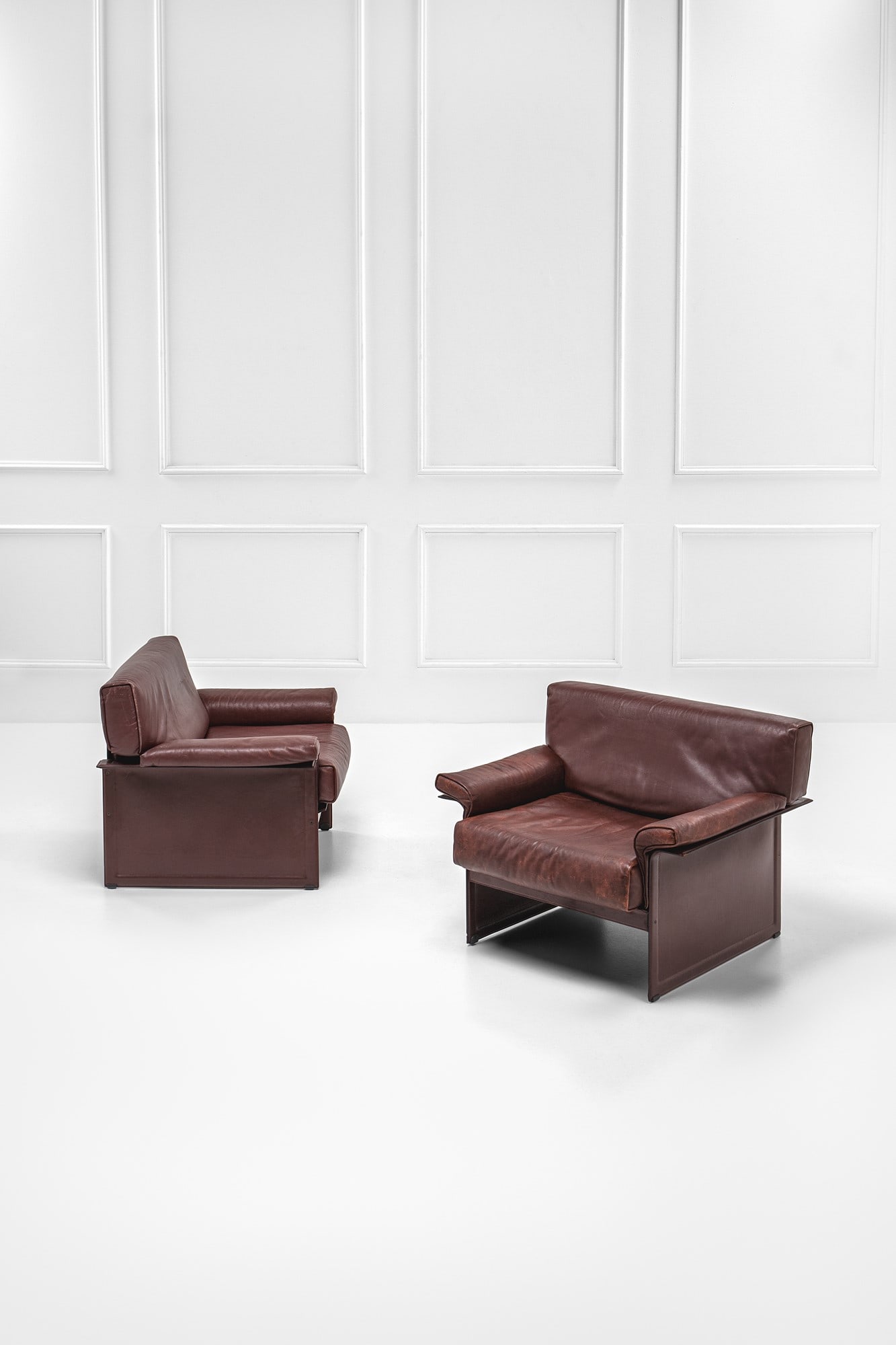 Matteo Grassi. Due poltrone della collezione Sellaria: Due poltrone della collezione Sellaria Struttura metallica rivestita in cuoio, pelle. Prod. Matteo Grassi, 1980 ca. Marchio impresso del produttore. Certificato di garanzia. cm 76x96x76 Literature: Do