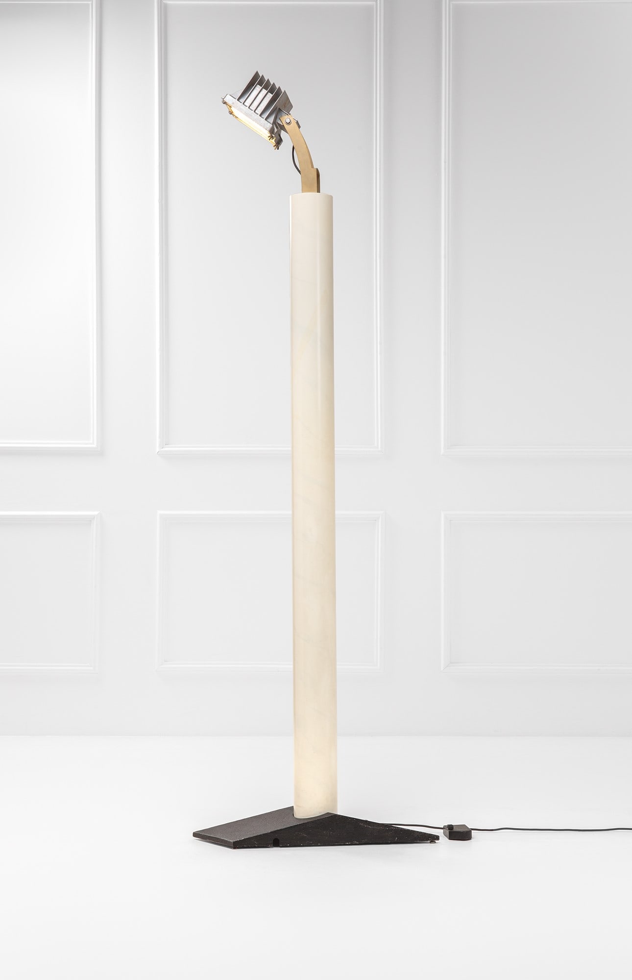 Hans Hollein. Lampada da terra mod. Kohlmarkt: Lampada da terra mod. Kohlmarkt Metallo verniciato, alluminio. Prod. Baleri, 1984 ca. Marchio del produttore, nome del designer e nome del modello. cm 227x76x20