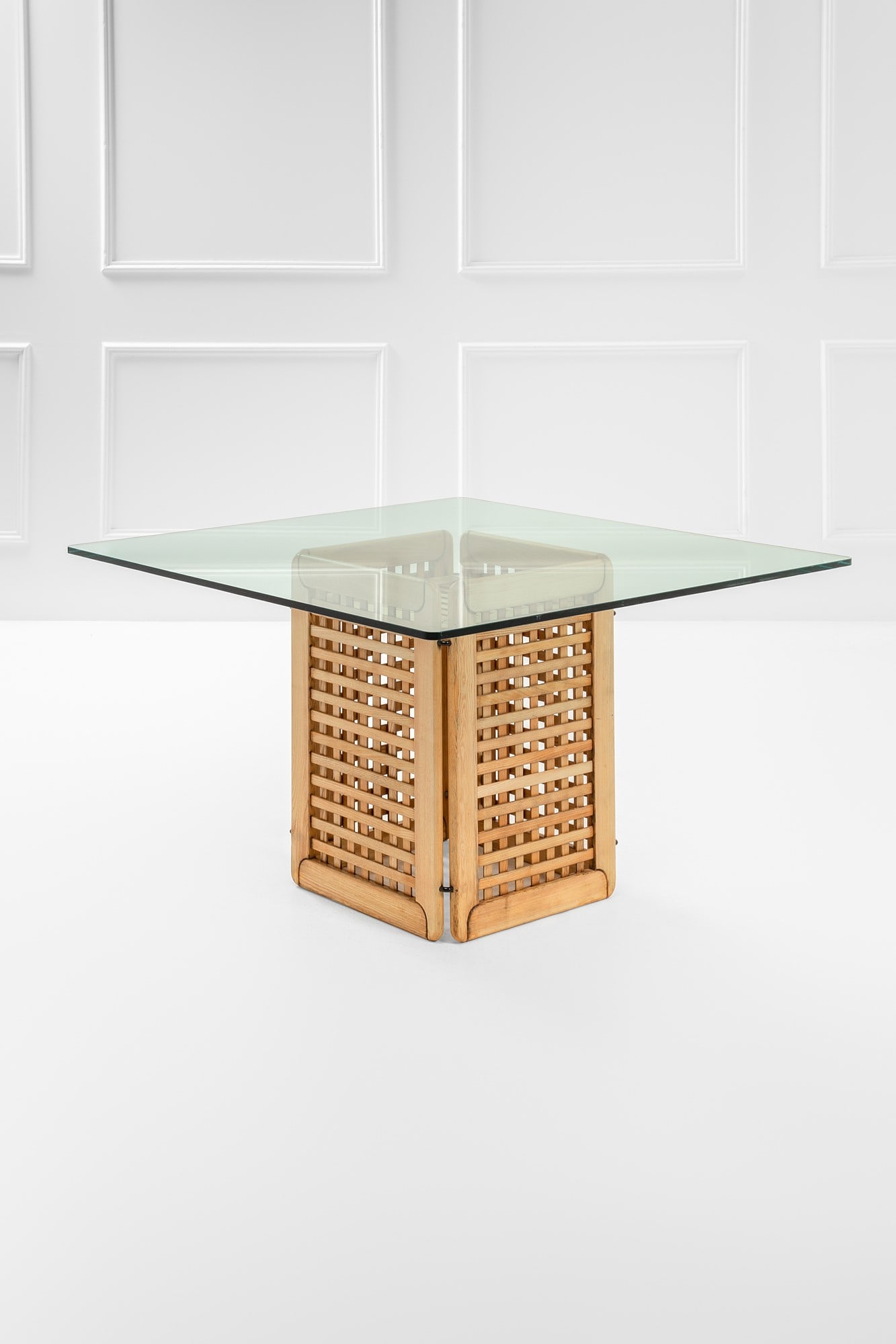 Titina Ammannati - Giampiero Vitelli. Tavolo della serie Transenna: Tavolo della serie Transenna Legno di faggio. Prod. Pozzi e Verga, 1973 ca. cm 72x120x120 Literature: Domus, n. 528, Novembre 1973, p. 117 (sedia della serie).