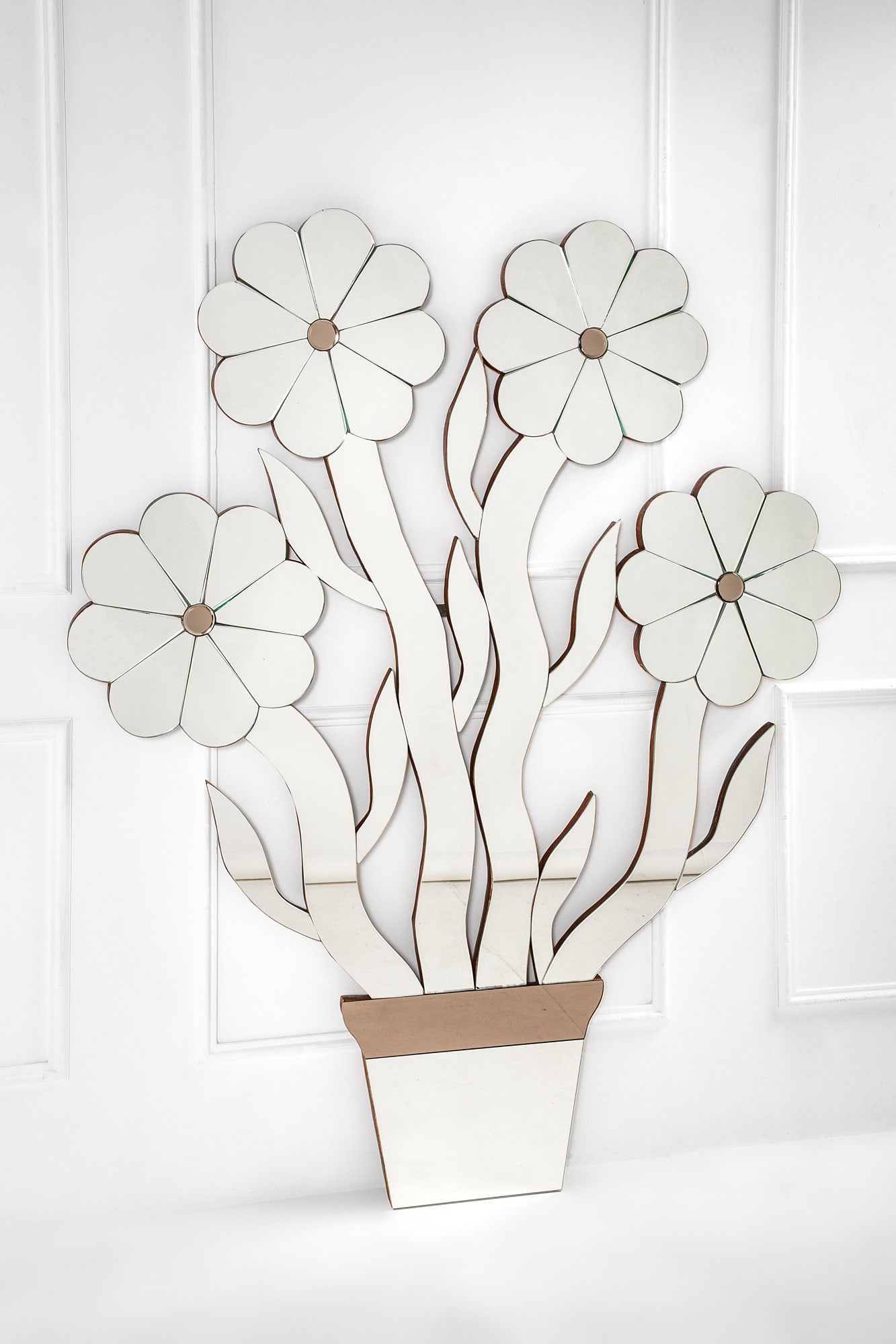 Grande specchio fondo sala: Grande specchio fondo sala Legno, vetro specchiato sagomato a guisa di fiori 1970 ca. cm 200x162x3,5