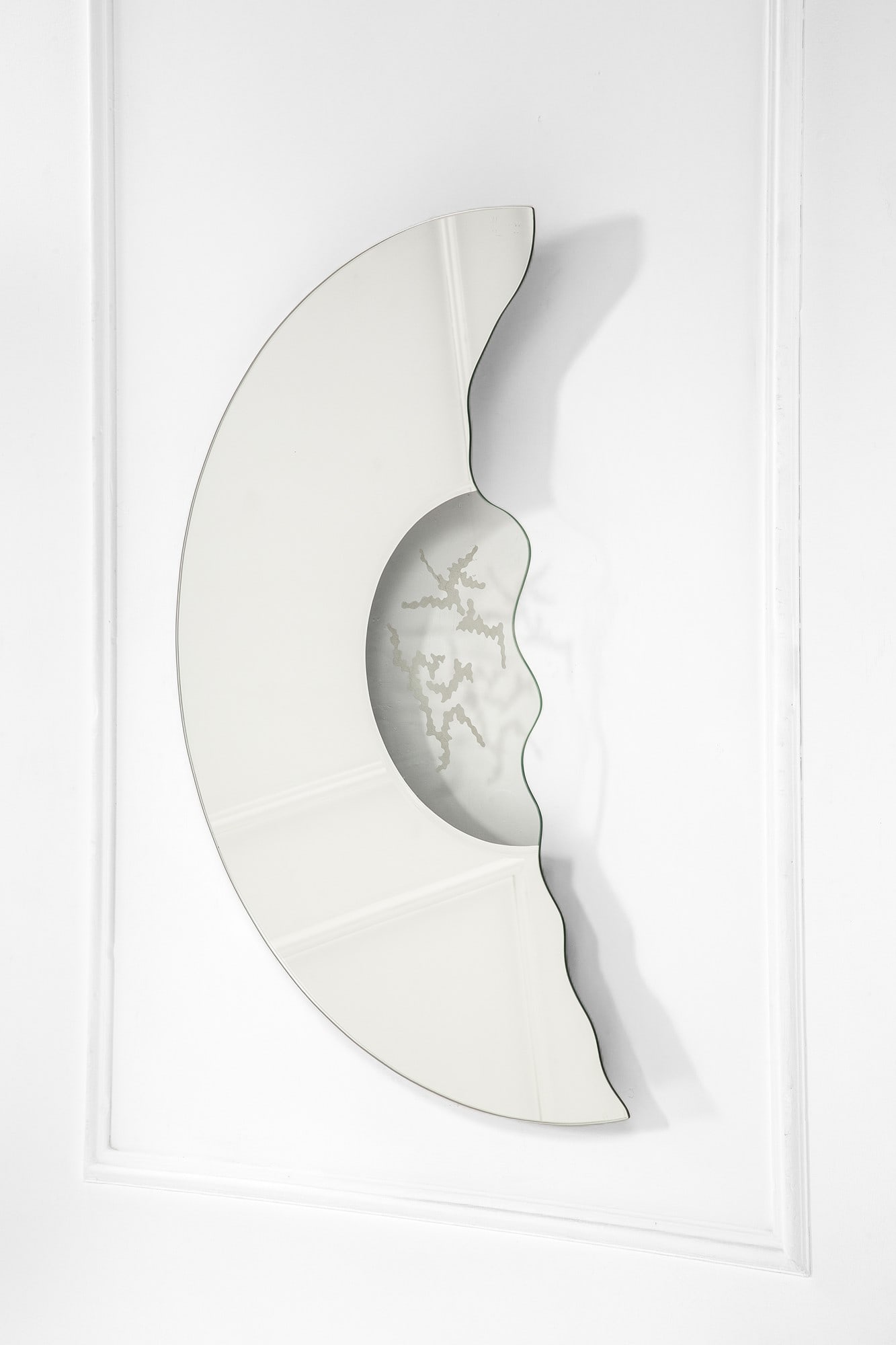 Nanda Vigo. Specchiera da parete della serie Scornice: Specchiera da parete della serie Scornice Cristallo sagomato e molato decorato a getto di sabbia e argentato. Prod. Glas Italia, 1988 cm 102x60x6