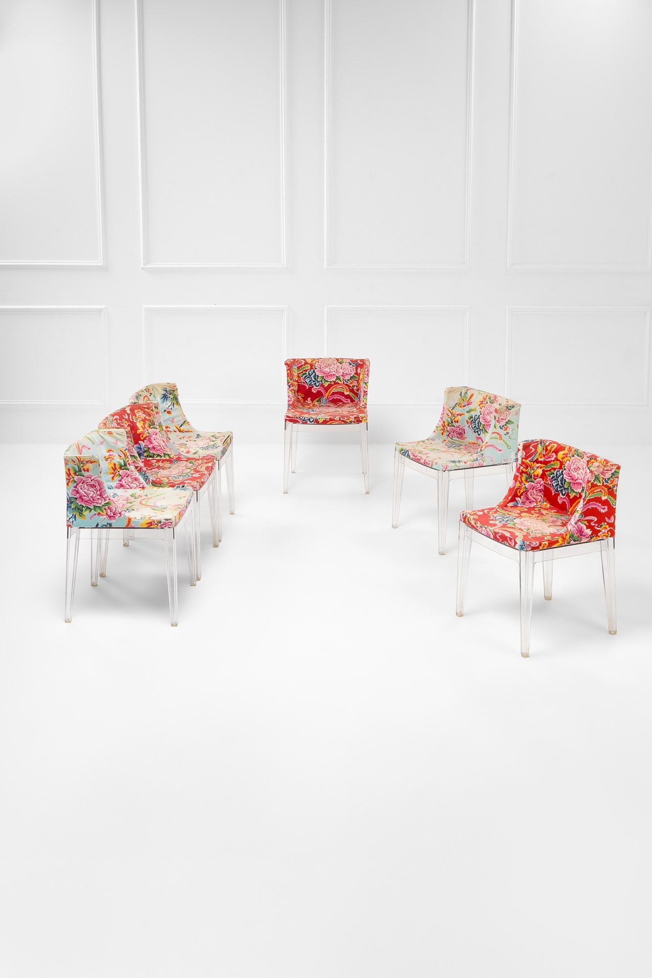 Philippe Starck. Sei sedie mod. Mademoiselle: Sei sedie mod. Mademoiselle Policarbonato trasparente, tessuto. Prod. Kartell, 1980 ca. Marchio del produttore. cm 74x52x47