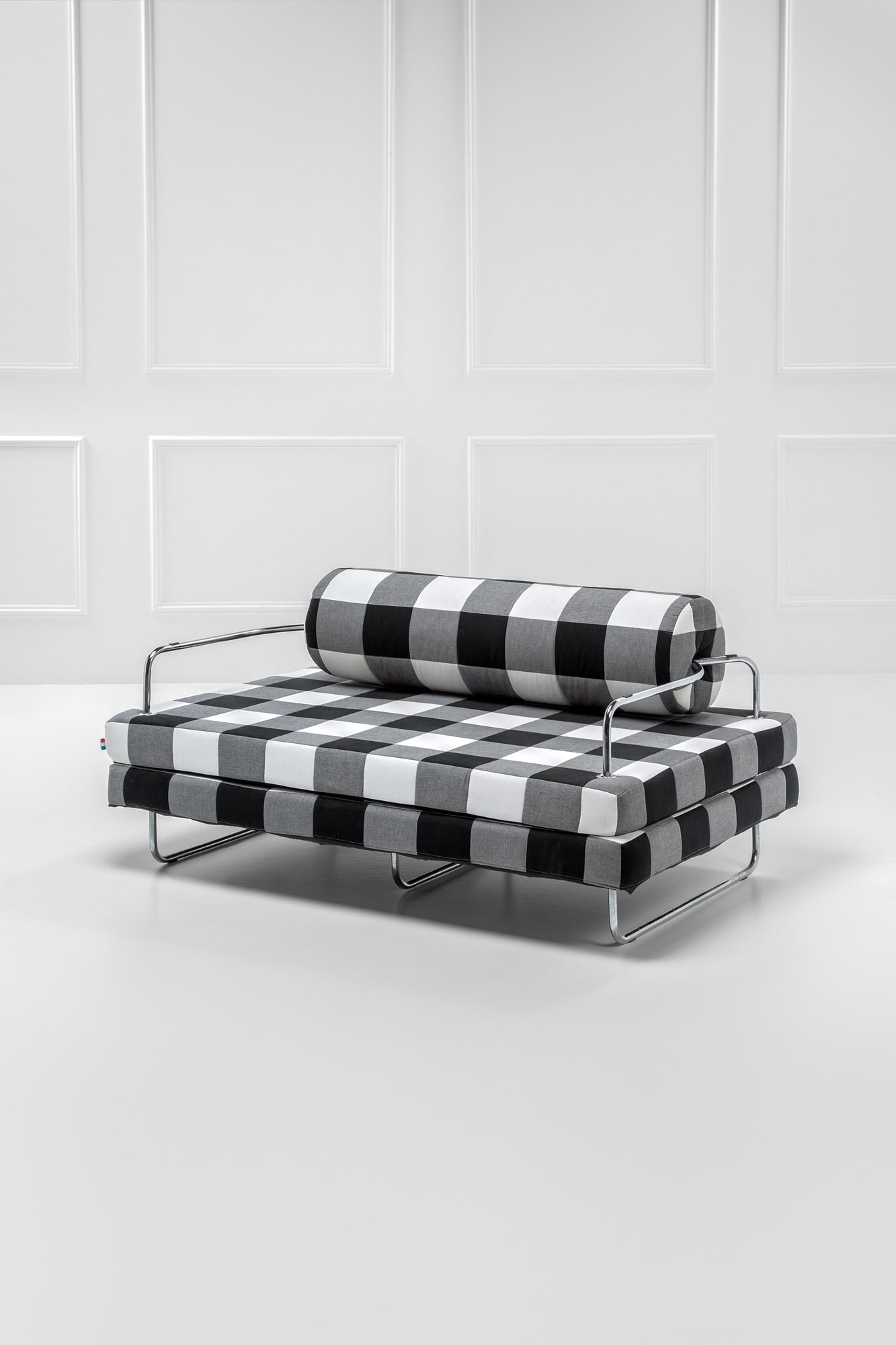 Pepe Tanzi. Divano trasformabile della serie Blitz: Divano trasformabile della serie Blitz Tubo metallico cromato, schiuma poliuretanica, tessuto, doghe in legno. Prod. Biesse, dal 2011 Etichetta del produttore. cm 75x165x97; letto cm 30x165x195