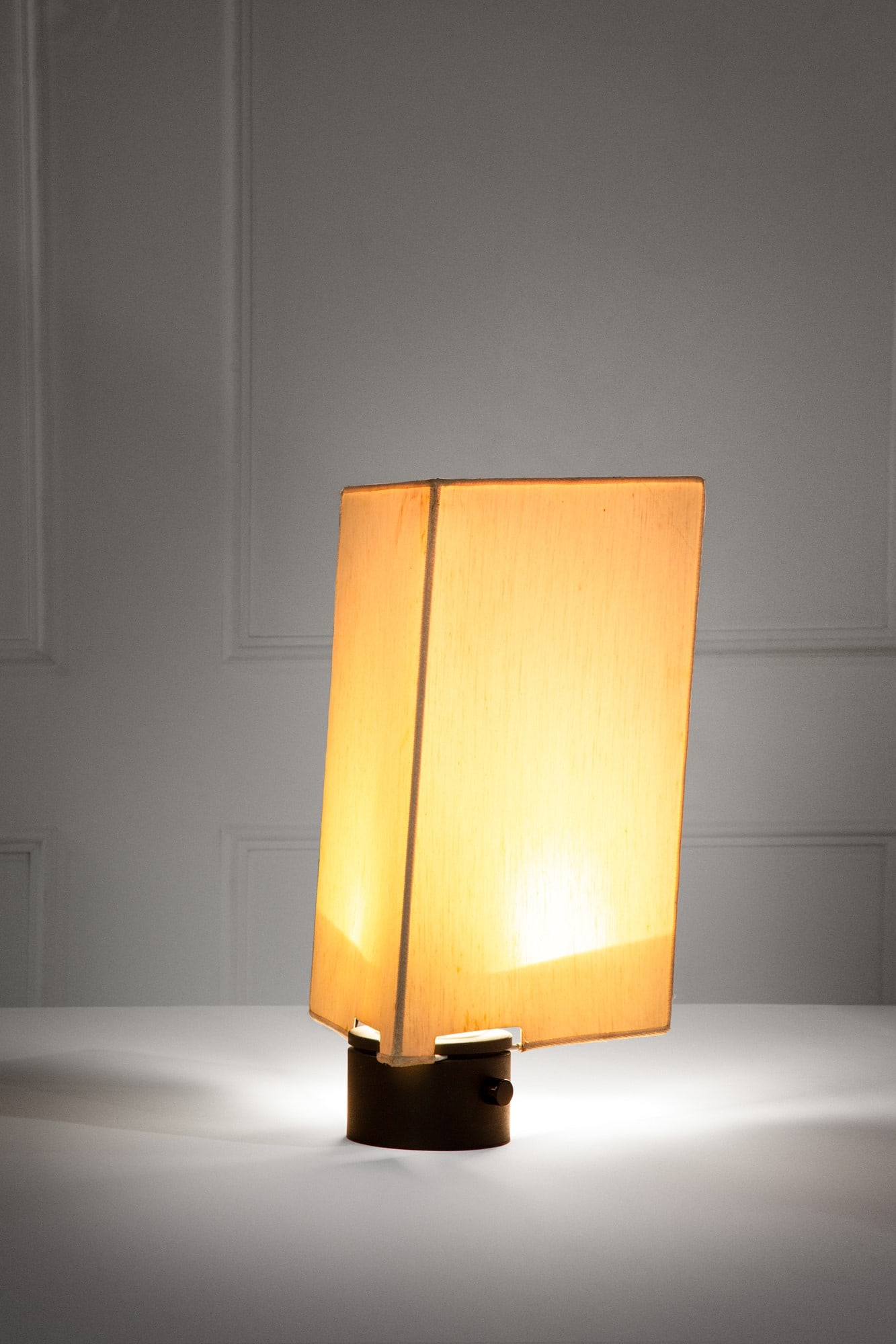 Carla Venosta. Lampada da tavolo mod. Vela: Lampada da tavolo mod. Vela Metallo verniciato, tessuto. Prod. Luci, 1970 ca. Etichetta del produttore. cm 60x34x38