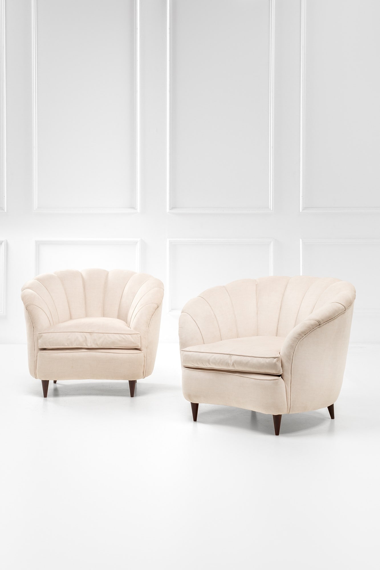 Gio Ponti. Due poltrone: Due poltrone Legno tornito, rivestimento in tessuto con cuciture sullo schienale a guisa di conchiglia. Lo stesso modello fu usato per gli arredi dell'Hotel Bristol di Merano. Expertise Gio Ponti Arch