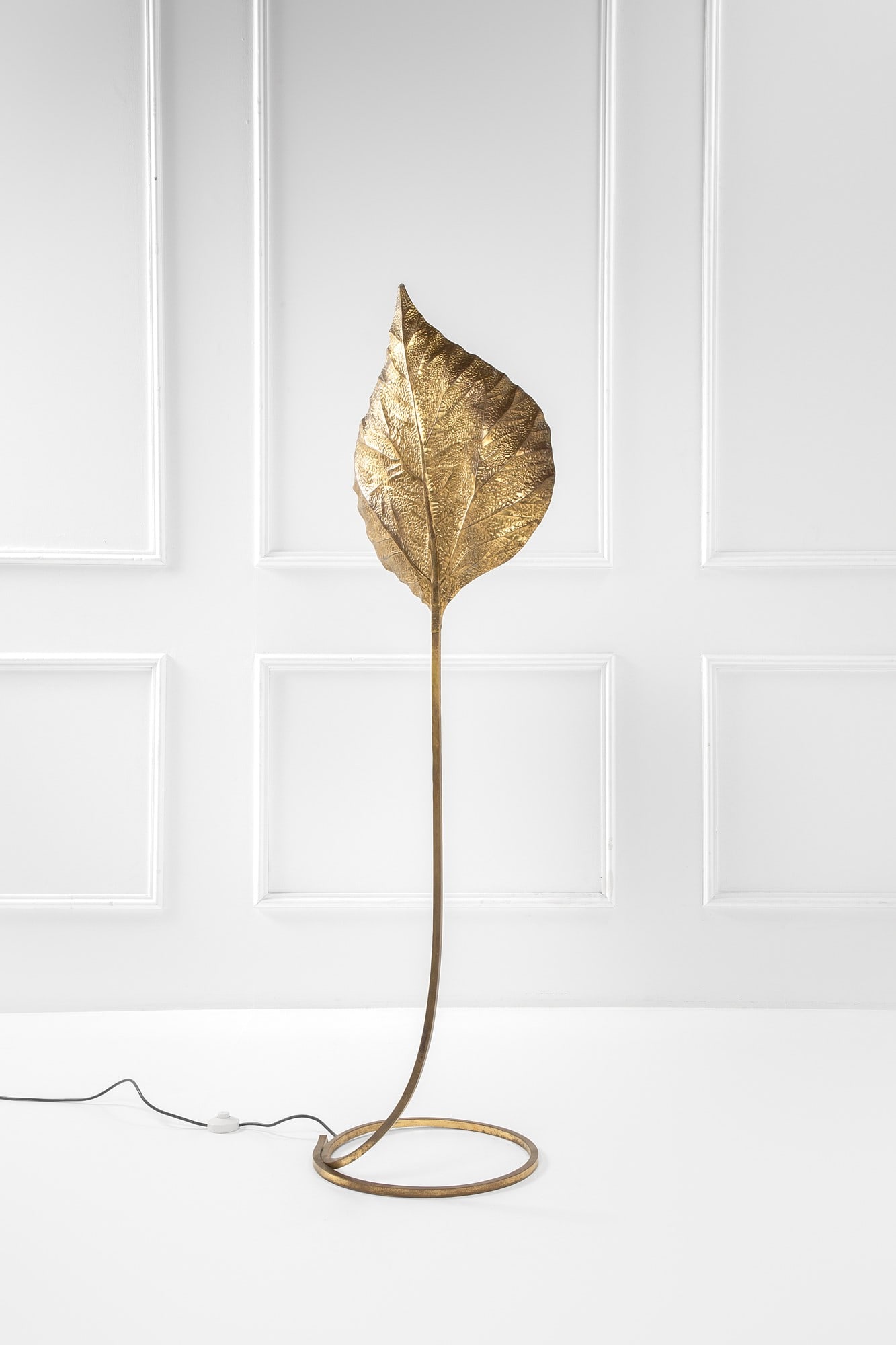 Carlo Giorgi. Lampada da terra mod. Rabarbaro: Lampada da terra mod. Rabarbaro Ottone lavorato a sbalzo. Prod. Bottega Gadda, 1970 ca. cm 170x49x43 Literature: Pagina pubblicitaria d'epoca.