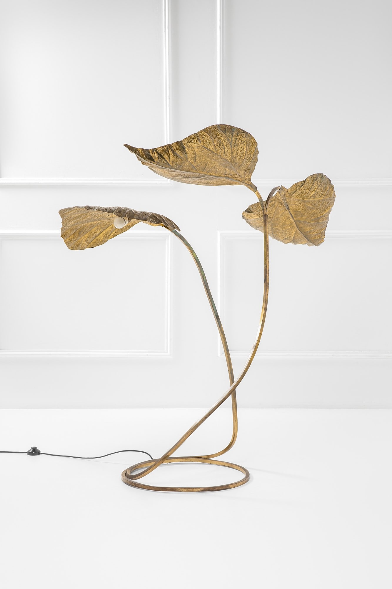 Carlo Giorgi. Lampada da terra mod. Rabarbaro 3: Lampada da terra mod. Rabarbaro 3 Ottone lavorato a sbalzo. Prod. Bottega Gadda, 1970 ca. cm 150x200x70 Literature: Pagina pubblicitaria d'epoca.