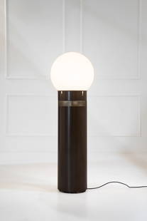 Gae Aulenti. Lampada da terra mod. Oracolo: Lampada da terra mod. Oracolo Metallo verniciato, vetro opalino. Prod. Artemide, 1969 ca. h cm 142, diam. cm 42 Literature: G. Gramigna, Repertorio del design italiano 1950-2000. Per l'arredamento dom