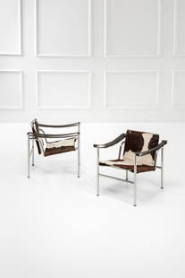 Le Corbusier. Due poltrone basculanti mod. LC1: Due poltrone basculanti mod. LC1 Tubolare in acciaio cromato, cavallino. Prod. Cassina, dal 1965, disegno del 1928. Marchio inciso del produttore con numero di serie. cm 65x60x64 Literature: Giampiero