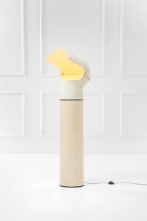 Gae Aulenti. Lampada da terra mod. Pileo: Lampada da terra mod. Pileo ABS stampata, metallo verniciato. Prod. Artemide, 1972 ca. Marchio del produttore. cm 140x45x40 Literature: G. Gramigna, Repertorio del design italiano 1950-2000 per l'arre