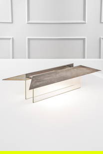 Gae Aulenti - Piero Castiglioni. Lampada da tavolo mod. 2802: Lampada da tavolo mod. 2802 Cristallo molato, acciaio cromato. Prod. Fontana Arte, 1988 ca. cm 18x69x30