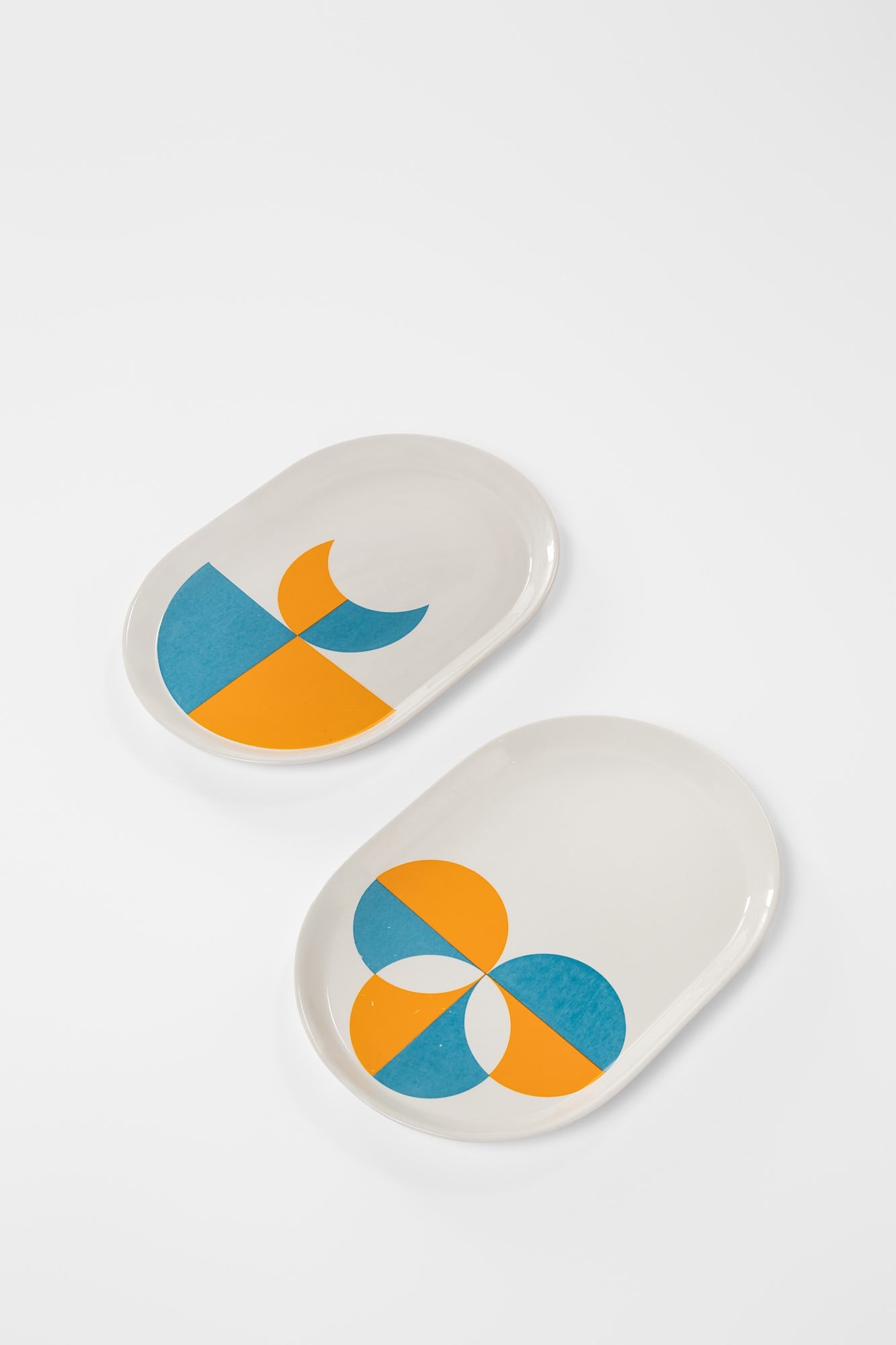 Gio Ponti. Due piatti da portata della Collezione Fantasia italiana: Due piatti da portata della Collezione Fantasia italiana Ceramica serigrafata e smaltata. Prod. Ceramiche Pozzi, 1967 ca. Marcati sul retro: "Designer Gio Ponti Ceramica Franco Pozzi". cm 2,7x37,5x26