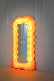 Ettore Sottsass. Specchiera mod. Ultrafragola della serie Mobili Grigi: Specchiera da parete con cornice illuminata mod. Ultrafragola della serie Mobili Grigi Perspex, neon, cristallo specchiato. Prod. Poltronova, 1970 ca. Provenienza: Colleziione privata di Torino. cm 19