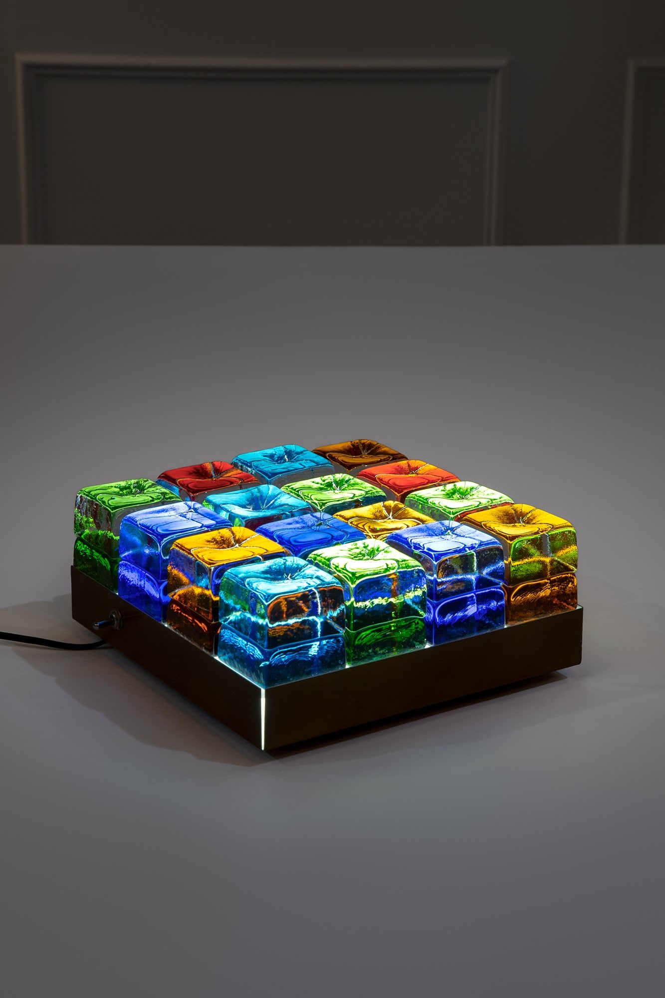 Giusto Toso. Lampada mod. Gogi Gogi: Lampada mod. Gogi Gogi Ottone, cubi in vetro di Murano colorato formati in stampo. Prod. Fratelli Toso, 1960 ca. cm 12x27x27