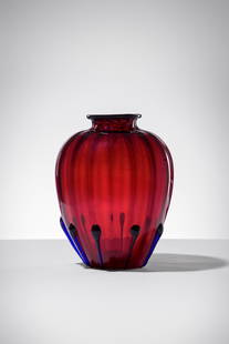 Vittorio Zecchin. Vaso: VasoVetro soffiato rosso rubino con goccioloni blu applicati alla base.Cappellin Venini & C., 1922-1925h cm 28, larg. cm 22Literature: F. De Boni, I vetri Venini. Catalogo 1921-2007, Ed. Allemandi,