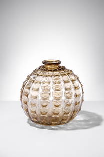 Vittorio Zecchin. Vaso con costolature: VasoVetro soffiato ambra decorato da un motivo ottenuto mediante la costolatura dei filamenti vitrei orizzontali applicati sulla superficie.Pauly e C. C.V.M. Compagnia di Venezia e Murano, 1930 ca.h