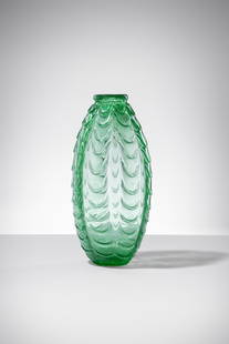 Aureliano Toso. Grande vaso con festoni: Grande vaso con festoni Vetro soffiato verde, decorato con festoni applicati a caldo su tutta la superficie.Aureliano Toso, 1940 ca.h cm 41, larg. cm 18,5