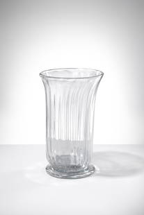 Murano. Grande vaso costolato: Grande vaso costolatoVetro soffiato cristallo con superficie lievemente iridata.Murano, 1940 ca.h cm 46, diam. cm 29,5