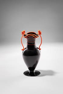 Fratelli Toso. Vaso con anse a nastri: Vaso con anse a nastriVetro soffiato nero e foglia d’argento con anse a nastro in pasta vitrea arancione applicate a caldo.Fratelli Toso, 1920 ca.h cm 36, larg. cm 18Literature: Leslie Pina,
