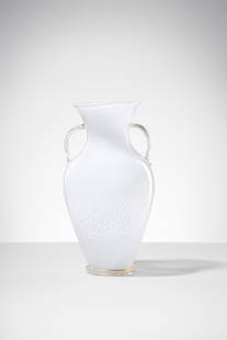 Aureliano Toso. Vaso: VasoVetro soffiato decorato a reticello lattimo, due anse e base in vetro cristallo con inclusione di foglia d’oro.Aureliano Toso, 1940 ca.h cm 32, diam. cm 18