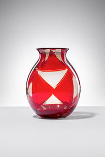 Ercole Barovier. Vaso della serie Intarsio: Vaso della serie Intarsio Vetro soffiato con tessuto vitreo a intarsi di forma geometrica bicolore rosso/pagliesco. Barovier & Toso, 1963 Etichetta parziale Barovier & Toso. h cm 31 , diam. cm 22 Lite