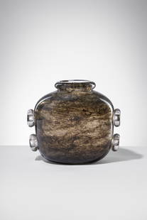 Ercole Barovier. Vaso Crepuscolo: Vaso Crepuscolo Vetro soffiato con colorazione brunastra ottenuta a caldo senza fusione. Decorazione laterale con grossi anelli applicati a caldo. Ferro-Toso-Barovier, 1935-36 cm 26,5x30x15 Literature
