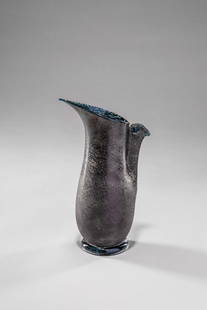 Ercole Barovier. Vaso della serie Barbarico: Vaso della serie Barbarico Tessuto vitreo ottenuto con la tecnica della colorazione a caldo. Si ottiene un materiale opaco e scabro che si presta a forme arcaiche e zoomorfe. Barovier & Toso, 1951 h c