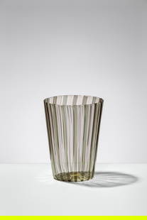 Paolo Venini. Vaso mod. 3702: Vaso mod. 3702 Vetro soffiato decorato a canne verticali nei colori grigio talpa e rosa. Disegno Gio Ponti, 1946-47 Venini, 1960 ca. Etichetta cartacea Venini S.p.A. h cm 18, diam. cm 13,5 Literature: