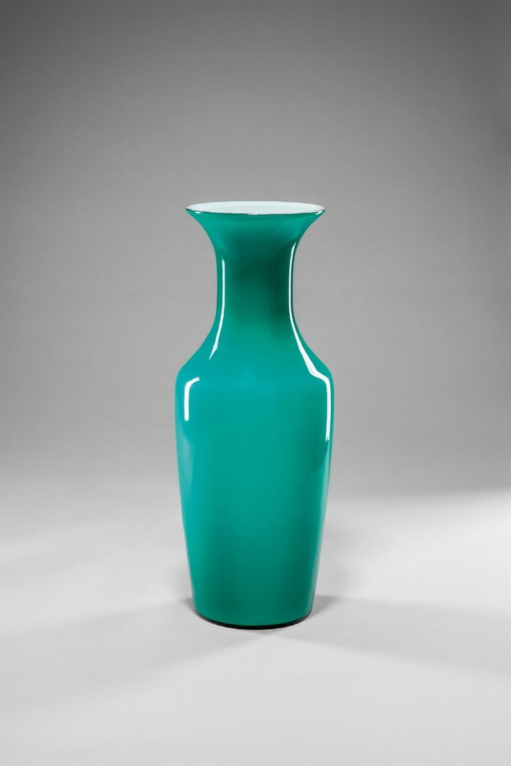 Paolo Venini. Grande vaso della serie Opalini: Grande vaso della serie Opalini Vetro incamiciato verde Adriatico e lattimo. Venini, 1968 Firma all'acido: Venini Murano Italia. Etichetta Caliari. h cm 48,5, larg. cm 18 Literature: Franco Deboni (a