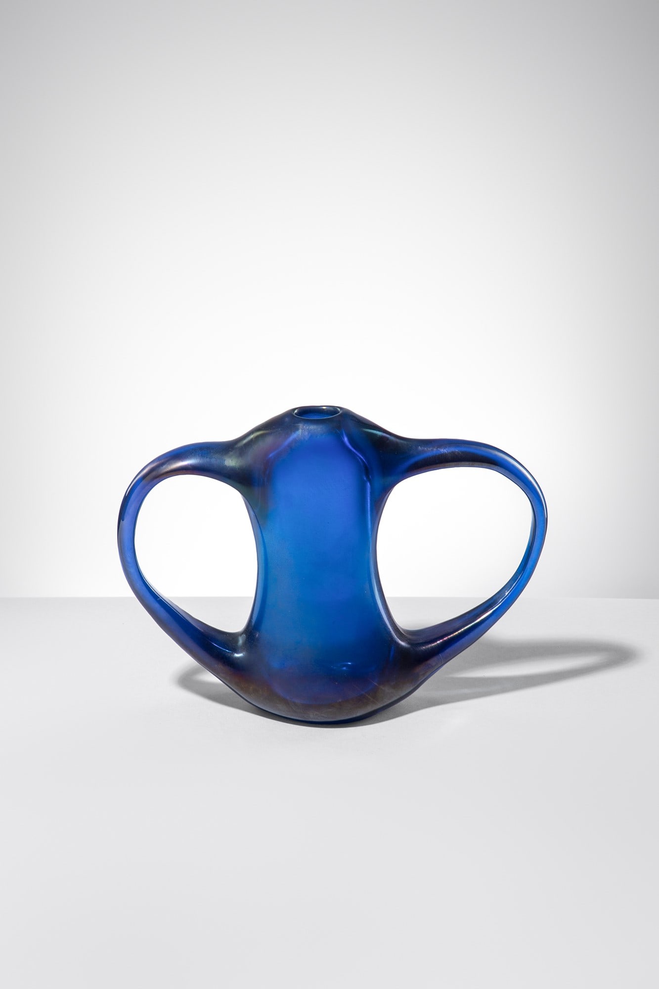 Giorgio Ferro. Vaso della serie Anse volanti: Vaso della serie Anse volanti Vetro blu con superficie iridata. A.V.E.M., 1952 ca. cm 18,5x26x8 Literature: F. Deboni, Murano '900. Vetri e vetrai, Bocca Editori, Milano, 1996, p. 88. Marc Heiremans (