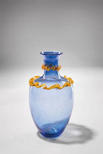 Venini. Vaso con crinolina: Vaso con Crinolina Vetro soffiato blu e crinolina ambra. Disegnato per il Grand Hotel Lido di Venezia. Venini, 1948-1950 Firma dipinta Venini G. Hotel Lido Venezia. h cm 36, diam. max cm 19