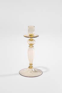 Barovier & Toso. Portacandela: Portacandela Vetro soffiato pagliesco con piede a campana rovesciata. Barovier & Toso, 1980 ca. Firma incisa a punta Barovier & Toso Murano. h cm 25,5, diam. base cm 12