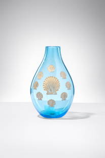 Piero Fornasetti. Vaso Conchiglie: Vaso Conchiglie Vetro trasparente azzurro con decori in oro. S.A.L.I.R., 1940-1990 Etichetta Fornasetti. h cm 30, diam. cm 20 Literature: Barnaba Fornasetti (a cura di), Fornasetti the Complete Univer
