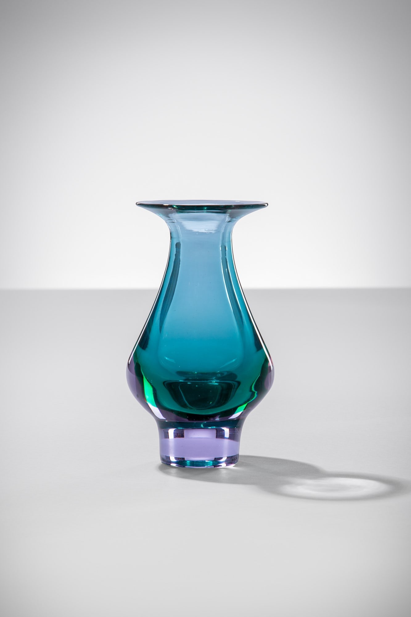 Mario Pinzoni. Vaso mod. 14305: Vaso mod.14305 Vetro sommerso verde/ametista. Seguso Vetri d’Arte, 1969. h cm 17,5, larg. cm 10 Literature: Marc Heiremans (a cura di), Seguso Vetri d’Arte Glass Object from Murano (1932-1973), Ar