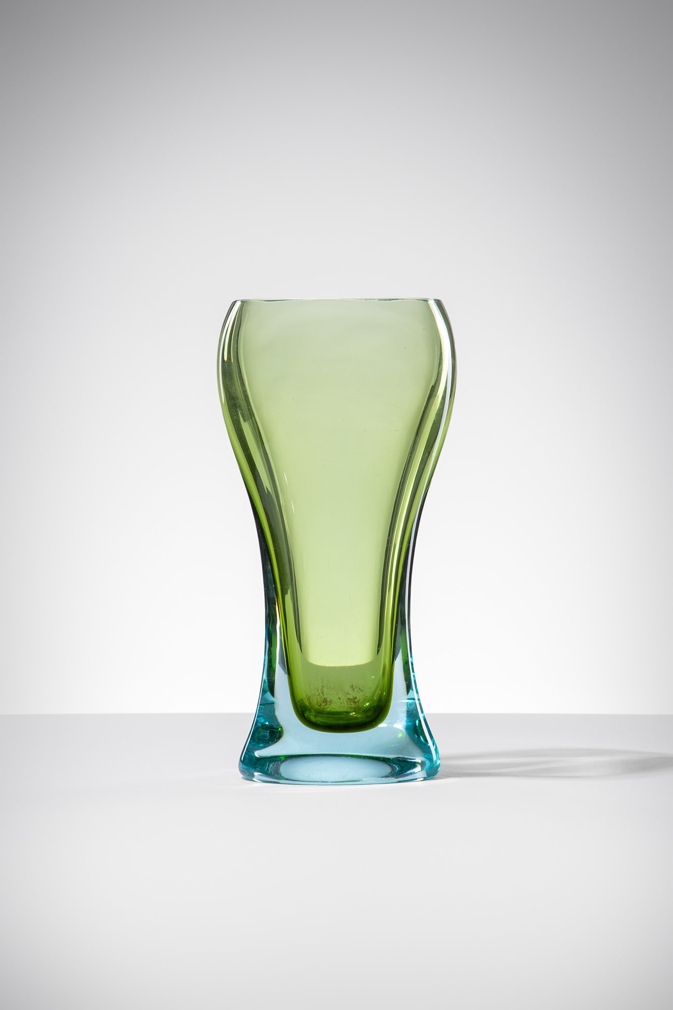 Mario Pinzoni. Vaso mod.14056: Vaso mod.14056 Vetro sommerso verde oliva/acquamarina. Seguso Vetri d’Arte, 1968 ca. cm 32,5x17x11,5 Literature: Marc Heiremans (a cura di), Seguso Vetri d’Arte Glass Object from Murano (1932-1973
