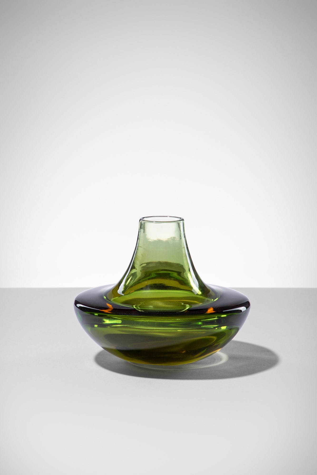 Mario Pinzoni. Vaso mod. 14601: Vaso mod. 14601 Vetro sommerso verde/topazio bruciato. Seguso Vetri d’Arte, 1971 ca. h cm 16, diam. cm 18,5 Literature: Marc Heiremans (a cura di), Seguso Vetri d’Arte Glass Object from Murano (19