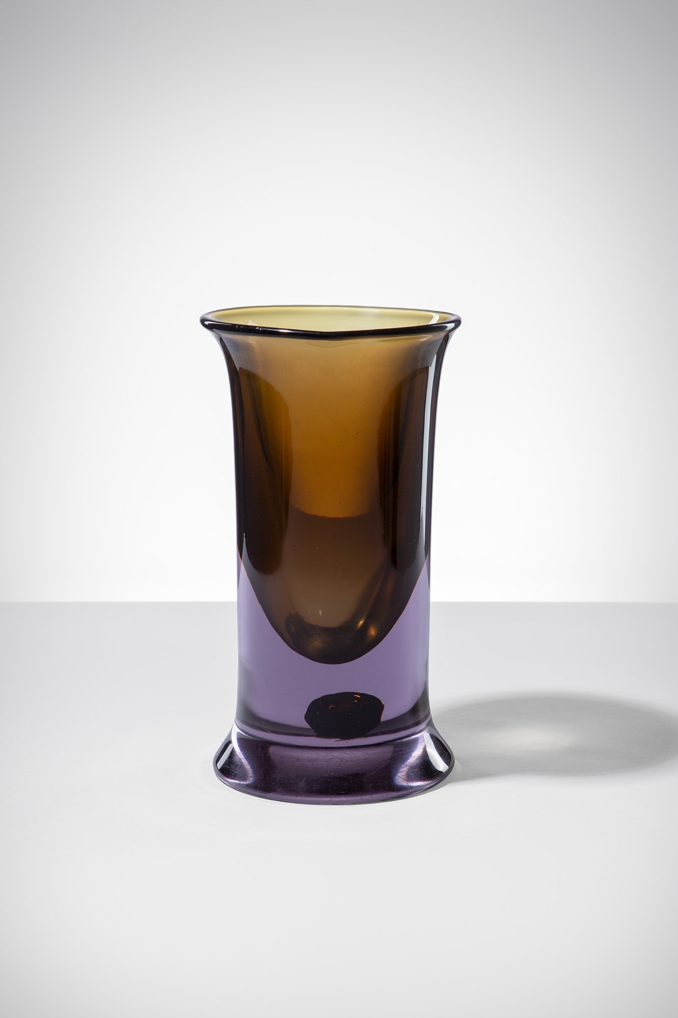 Antonio Da Ros. Grande vaso: Grande vaso Vetro sommerso verde/lilla con sfera colorata all’interno della base. Cenedese, 1960 ca. h cm 28, diam. cm 16