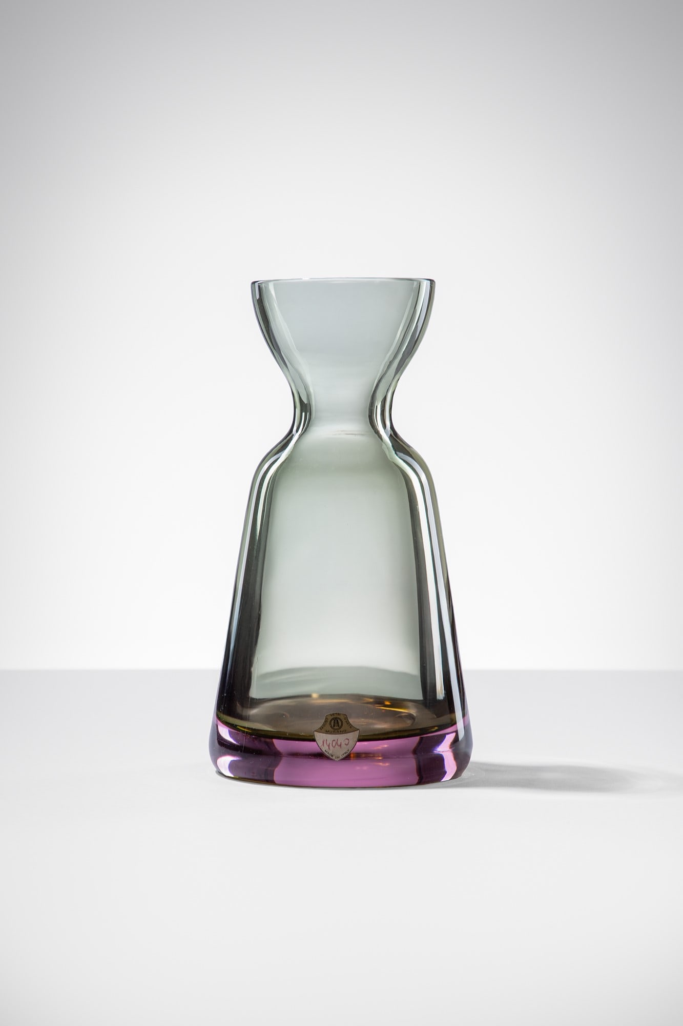 Mario Pinzoni. Vaso mod. 14040: Vaso mod. 14040 Vetro sommerso grigio/ametista. Seguso Vetri d’Arte, 1968 ca. Etichetta Seguso Vetri d'Arte Murano 14040 made in Italy h cm 23,5, diam. cm 12,5 Literature: Marc Heiremans (a cura di)