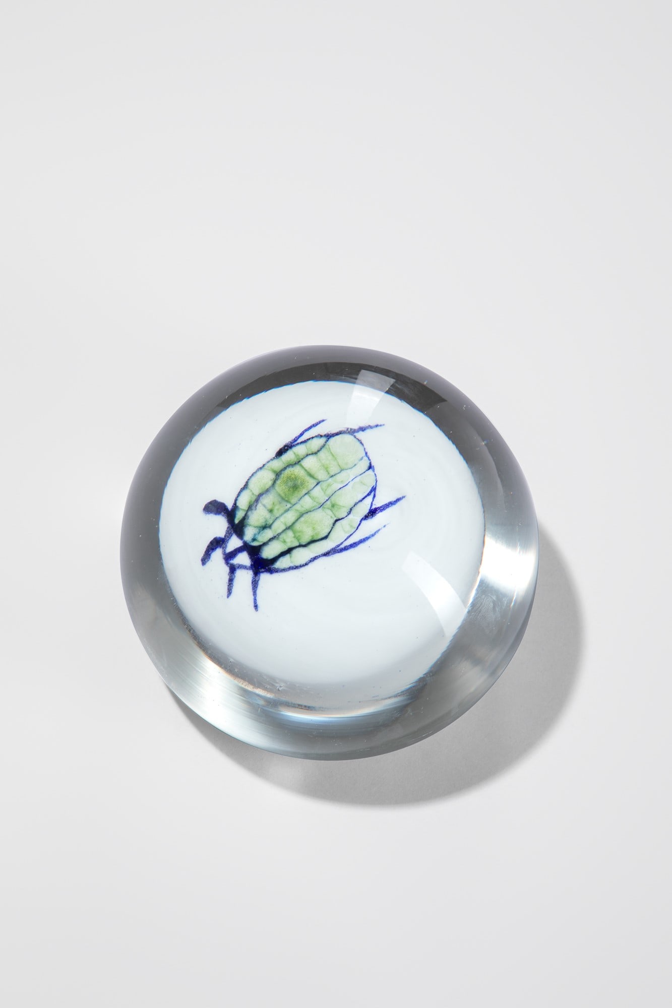 Owe Thorssen - Brigitta Karlsson. Fermacarte: Fermacarte Vetro lattimo sommerso in vetro cristallo con decoro di polveri policrome. Venini, anni 70 Firma incisa a punta Venini Italia 100/19. h cm 10, diam. cm 12 Literature: Franco Deboni, I Vetri