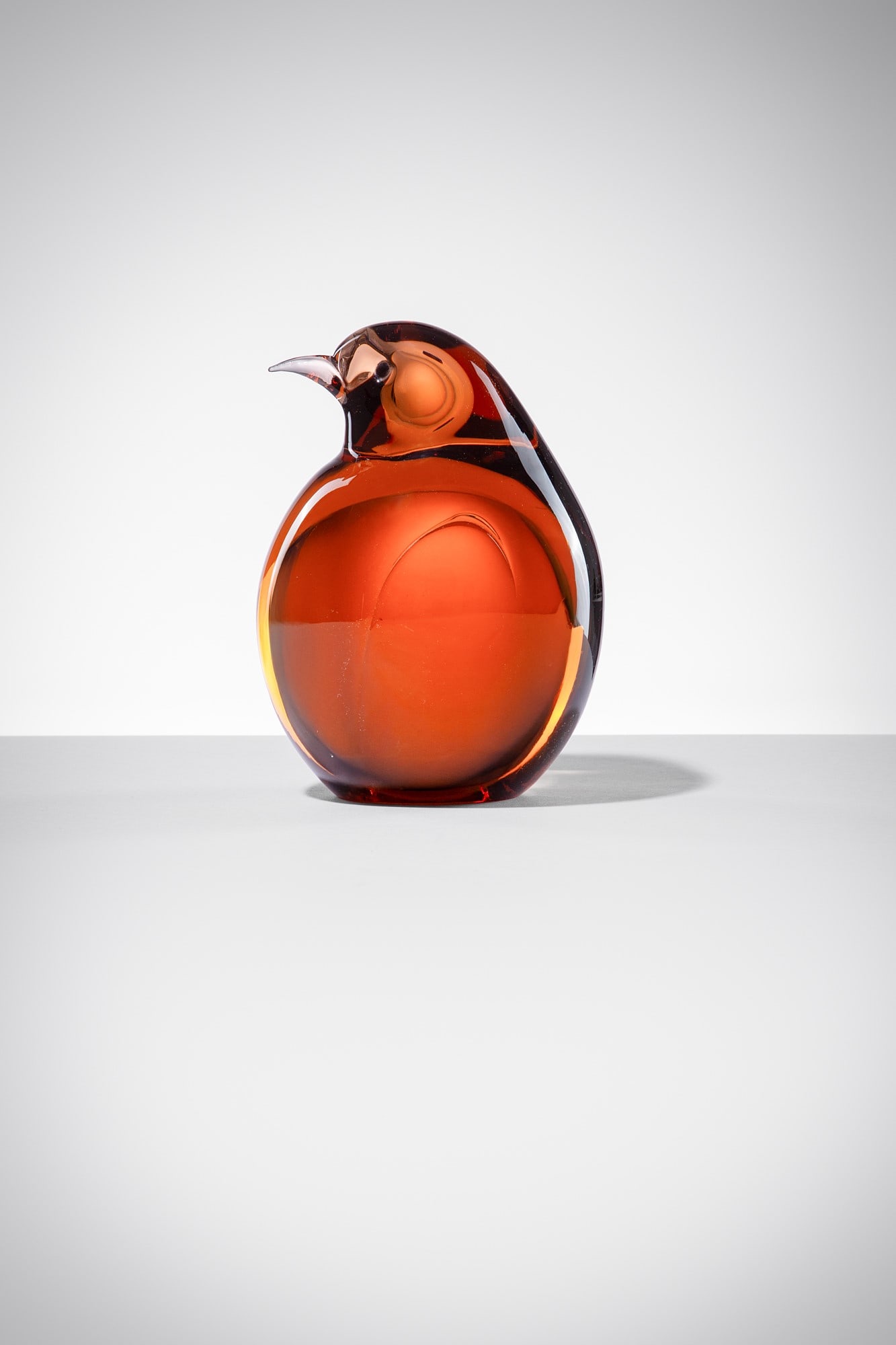 Antonio Da Ros. Uccellino: Uccellino Vetro massiccio sommerso cristallo e ambra. Gino Cenedese & Figlio, 1960 ca. h cm 17,5, diam. cm 12,5 Literature: Rosa Chiesa, Silvia Ciappi, Sandro Pezzoli (a cura di), Gli animali di Muran